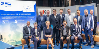 Gruppenfoto vor Plakaten