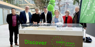 Gruppe von Menschen vor dem EUREF-Schild