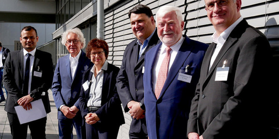 RESOLV-Sprecherin Martina Havenith und die Ehrengäste des RESOLV-Neujahrsempfangs: Abhishek Sirohiwal, Stefan Holthoff-Pförtner, Martina Havenith, Martin Paul, Klaus Engel, Manfred Bayer (von links)