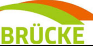 Das Bild zeigt das Logo der "Studienbrücke" in orangenen und grünen Großbuchstaben.