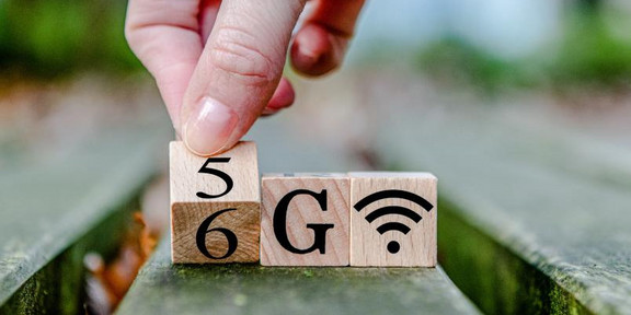 Zwei Würfel zeigen den Wandel von 5 zu 6 G.