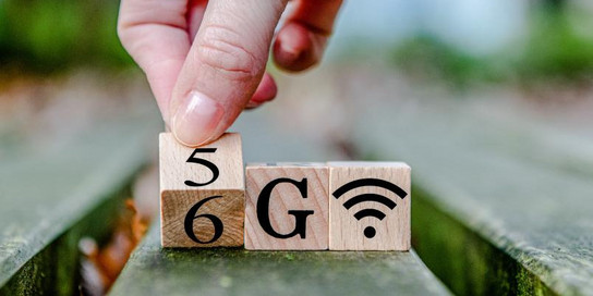Zwei Würfel zeigen den Wandel von 5 zu 6 G.