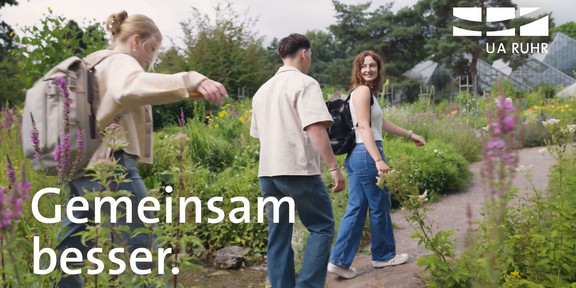 Drei Menschen laufen durch die Natur.