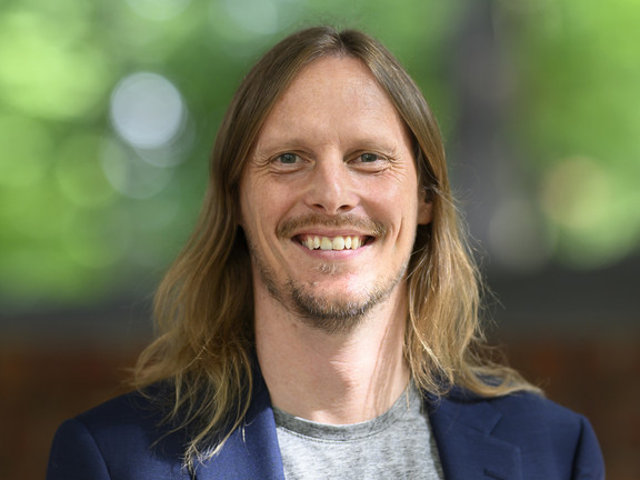 Portrait photo of Prof. Meier