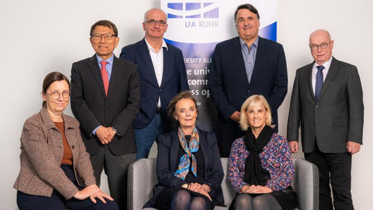 April 10, 2024: UA Ruhr establishes International Advisory Board Group photo with four men (standing) and three women (seated)
