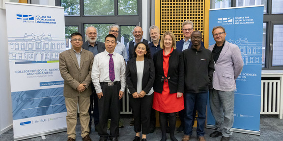 Gruppenfoto vor zwei Roll-ups