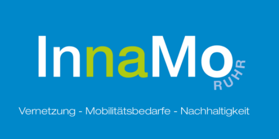 Grafik: Ein Plakat zum Projekt InnaMoRuhr. Auf weißem Hintergrund steht das Logo der UA Ruhr und des Verkehrsministeriums des Landes Nordrhein-Westfalen. In der Mitte ist ein blaues Rechteck, in dem weißer Text steht. Der Text ist: "InnaMoRuhr. Vernetzung - Mobilitätsbedarfe - Nachhaltigkeit". Oben rechts über dem blauen Rechtsteck steht: "Die Mobilität der Zukunft"