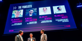 Drei Menschen auf einer Bühne.