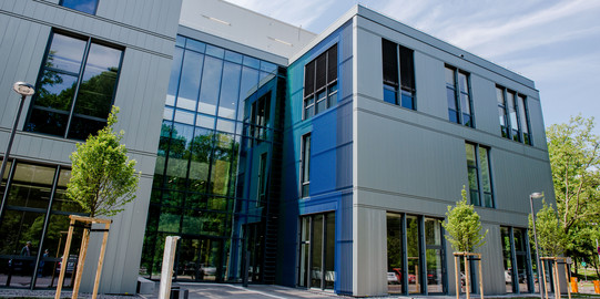 Gebäudeansicht des modernen Forschungsbaus von vorne