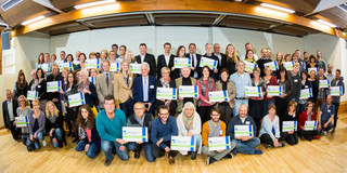 Ein Foto vom Forschungsteam beim Projektabschluss: Das Foto zeigt eine Gruppe Menschen, die Urkunden in der Hand halten.