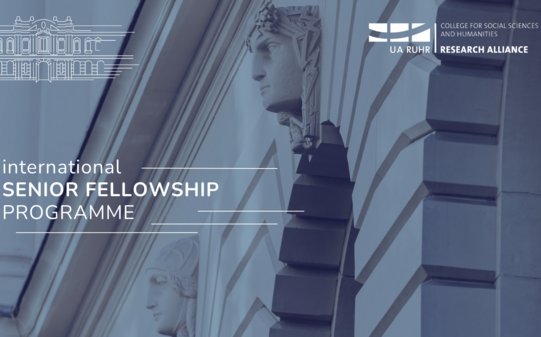 Schriftzug "International Senior Fellowship Programme" vor einem Ausschnitt der Fassades des historischen Gebäudes des College for Social Sciences and Humanities